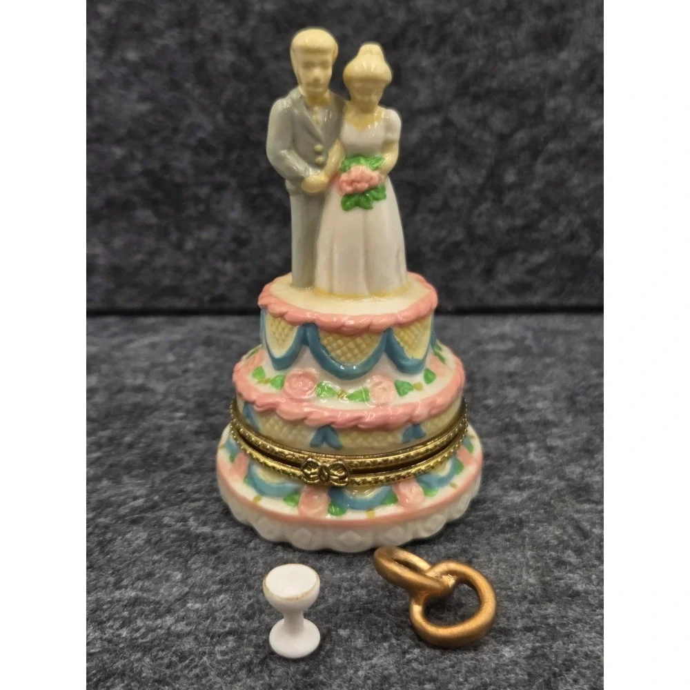Wedding Cake Trinket Box Porcelain Bride & Groom with Trinkets Double Rings